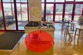 【マックスバリュ十和田南店】各種プロモーションイベントに最適な店舗内イートインスペース横のイベントスペース