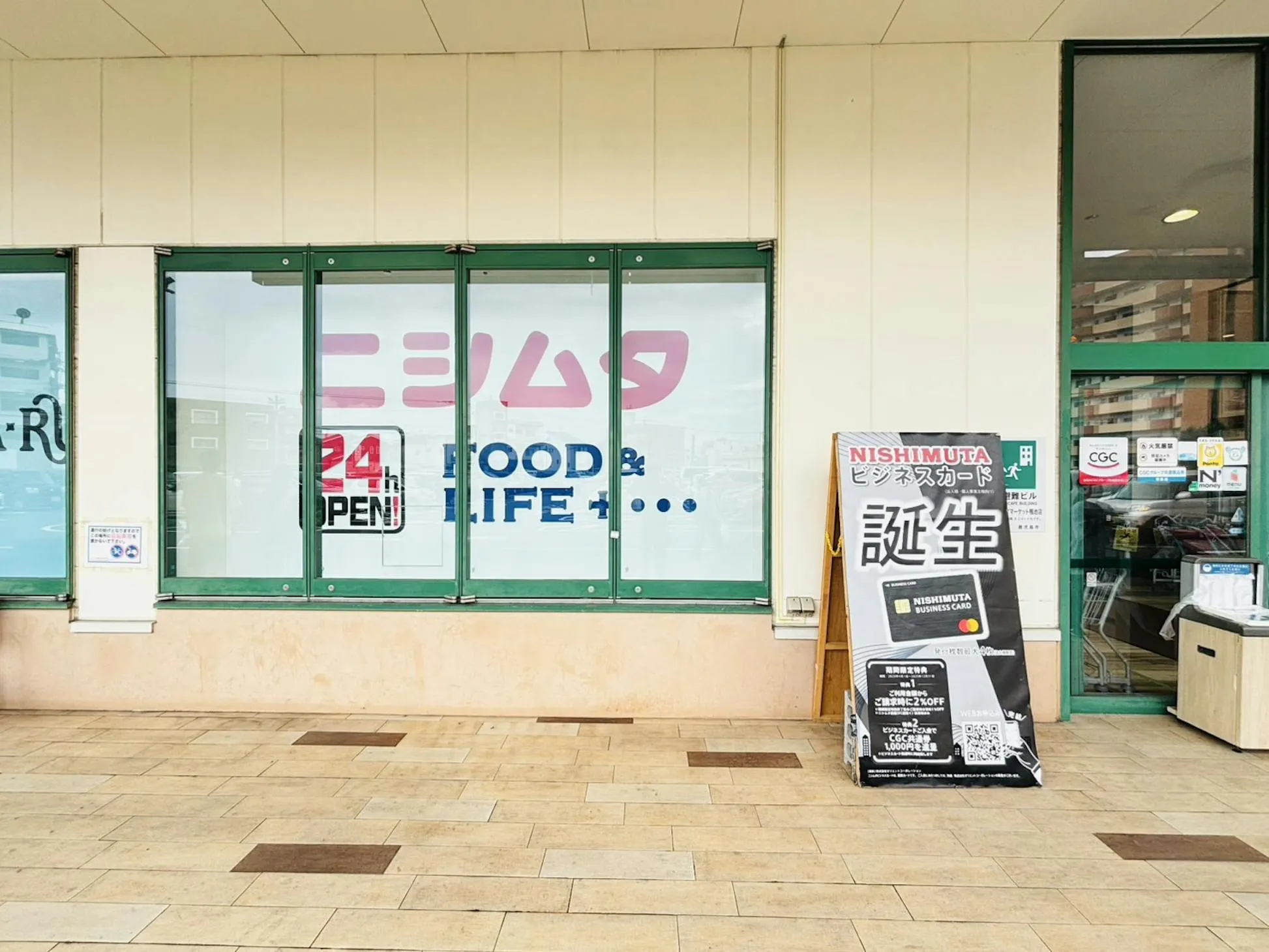 【ニシムタスカイマーケット鴨池店】食物販や物販に利用可能な食鮮館入口近くの屋外催事スペース