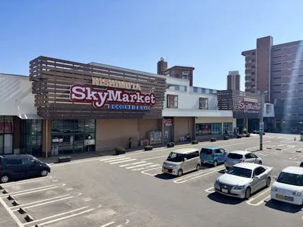 【ニシムタスカイマーケット鴨池店】食物販や物販に利用可能な食鮮館入口近くの屋外催事スペース