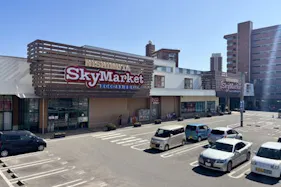 【ニシムタスカイマーケット鴨池店】食物販や物販に利用可能な食鮮館入口近くの屋外催事スペース