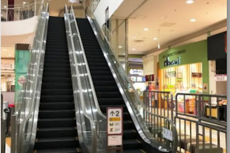 【イオンモール高崎】モール内広告 エスカレーター 1Fの画像1
