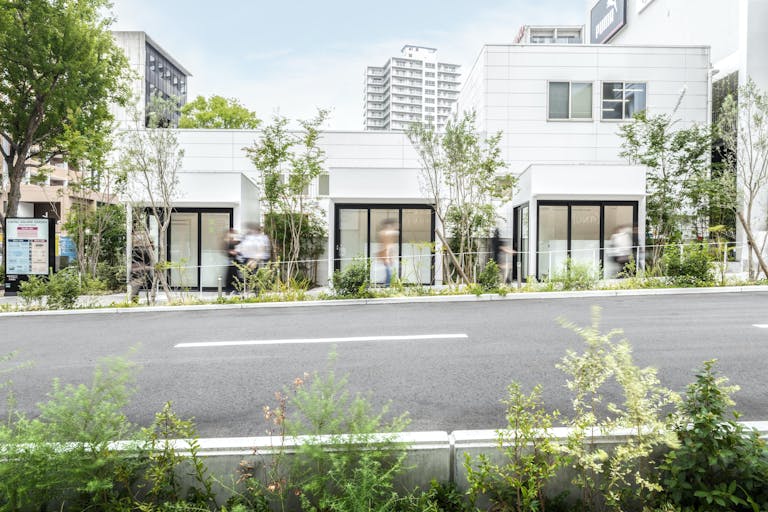 ガラス張りの白を基調とした外観で、A.B.Cの3棟で構成され、1棟あたり1.93坪(5.8m²)です。1棟のご利用から全棟のご利用まで幅広く展開できます。