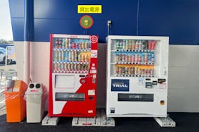 【スーパーセンタートライアル掛川店】【ポーチ前:右側(L)】食物販の出店が可能なトライアルマルシェ(キッチンカー/テント・スペース)