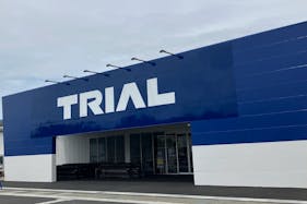 【スーパーセンタートライアル掛川店】【ポーチ前:右側(L)】食物販(キッチンカー/テント)やPR活動の出店が可能なイベントスペース