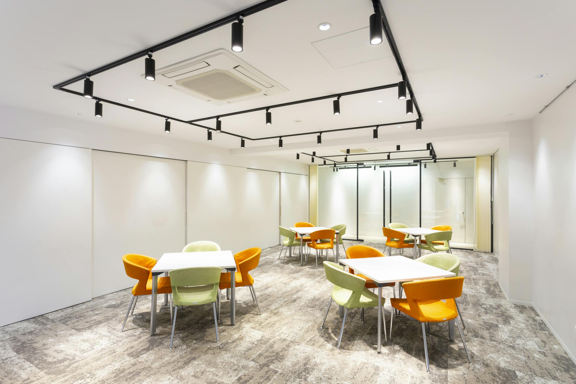 モダンなデザイン空間にスポット照明がテラススペースはより一層落ち着いた雰囲気を醸し出します