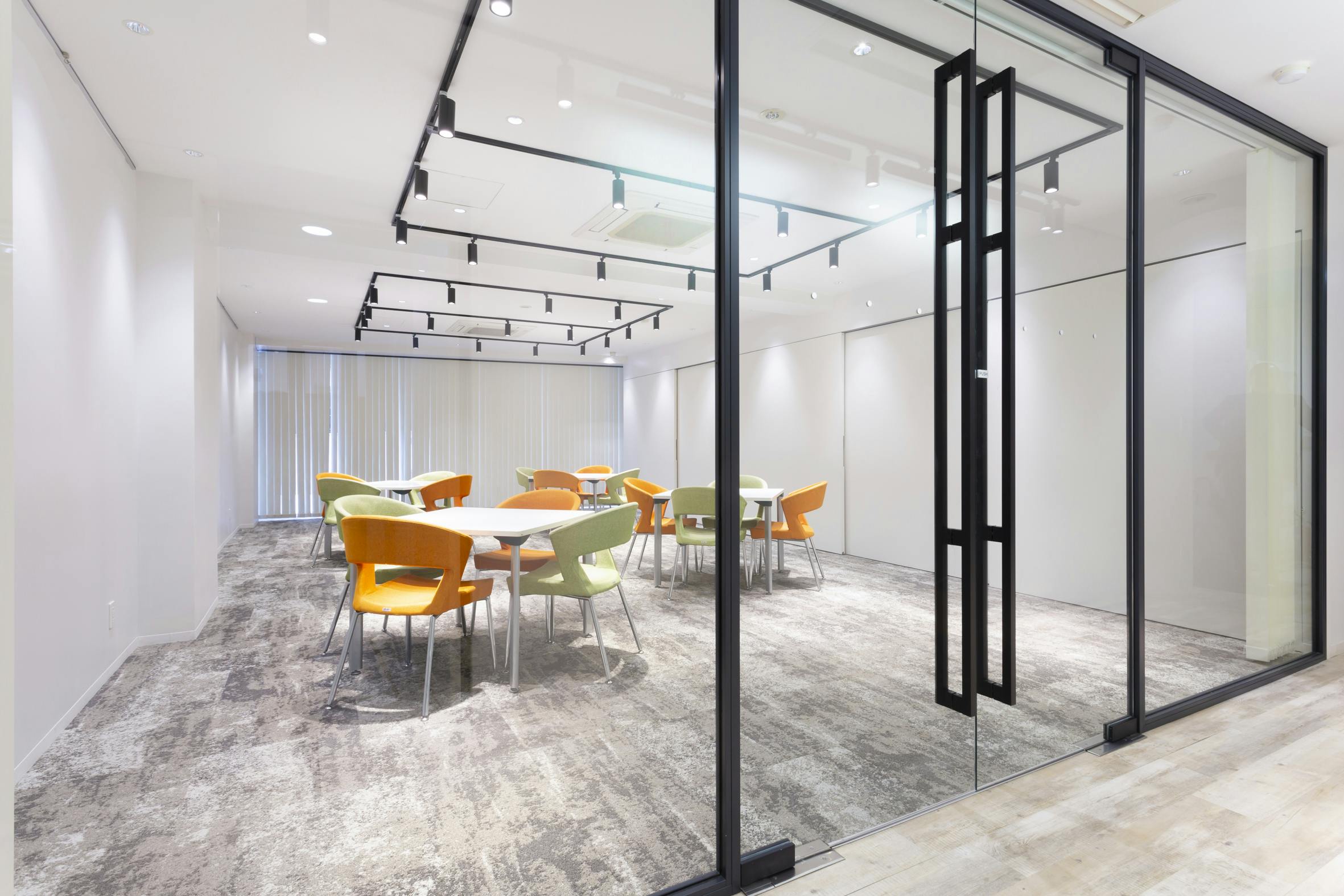 廊下からドア越しに観えるルームもまた違った雰囲気があります