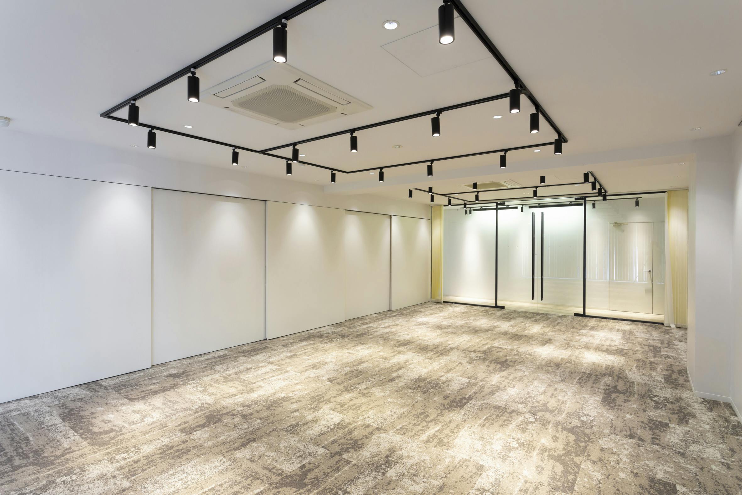 モダンな絨毯と白壁に包まれた落ち着いた雰囲気のスペースです