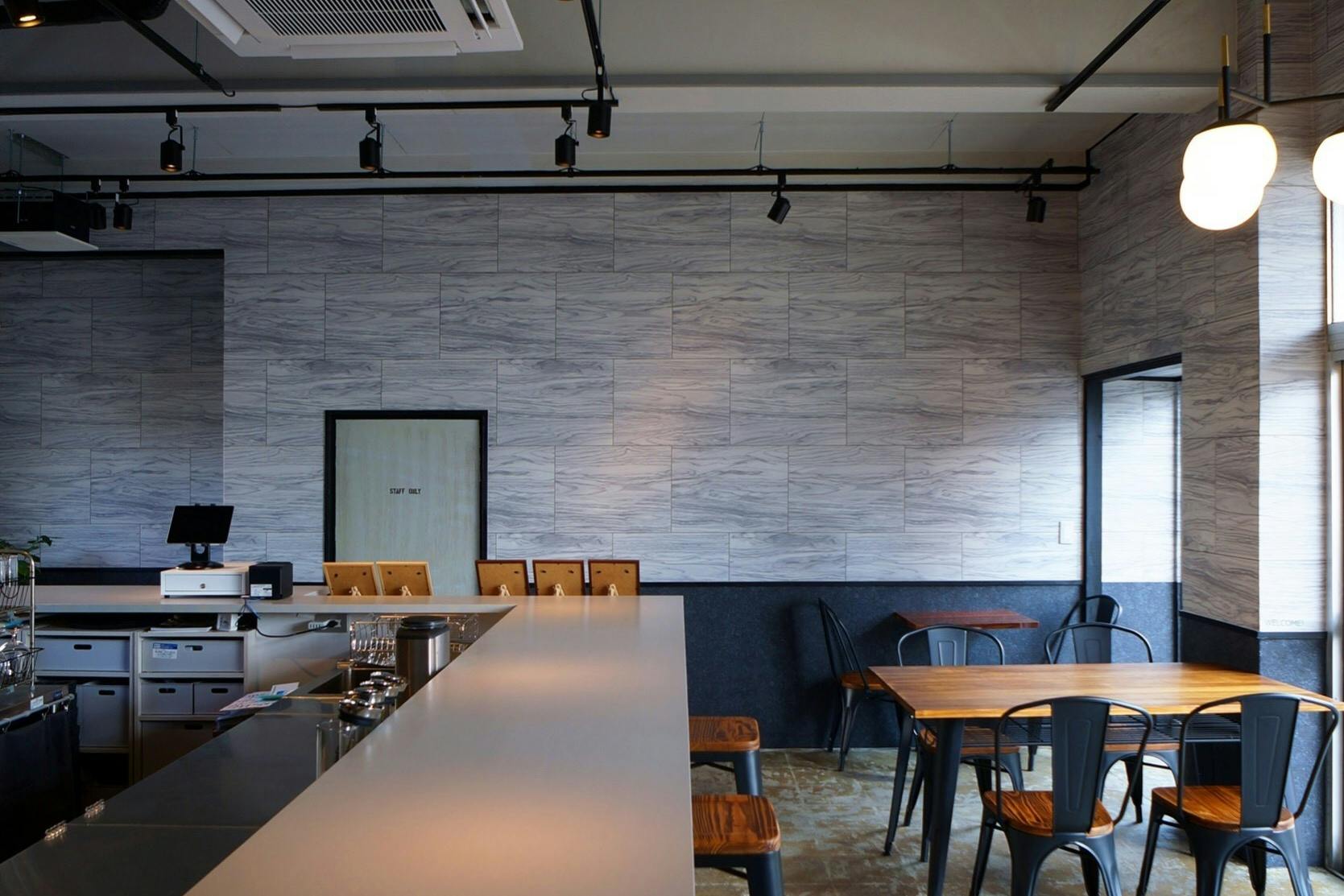 4人掛けテーブル×2、2人掛けテーブル×2 、テーブル専用椅子×10