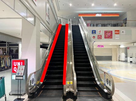 【イオンモール宇城】モール内広告 エスカレーターレーンの画像