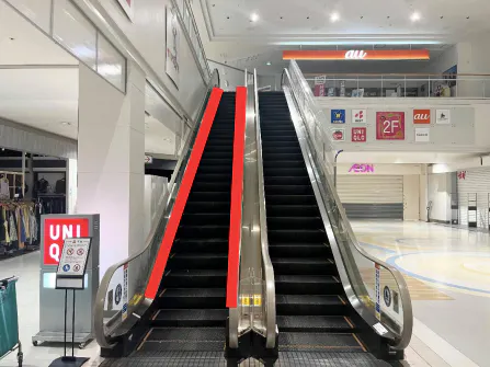 【イオンモール宇城】モール内広告 エスカレーターレーンの画像
