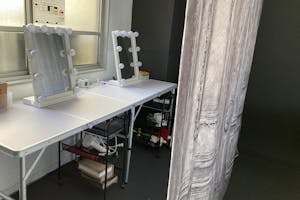 【飯田橋駅1分】ポートレートや宣材写真等の人物撮影や新商品の物撮り、撮影会等の撮影用途に最適な白ホリと黒ホリで撮影できるスタジオスペース