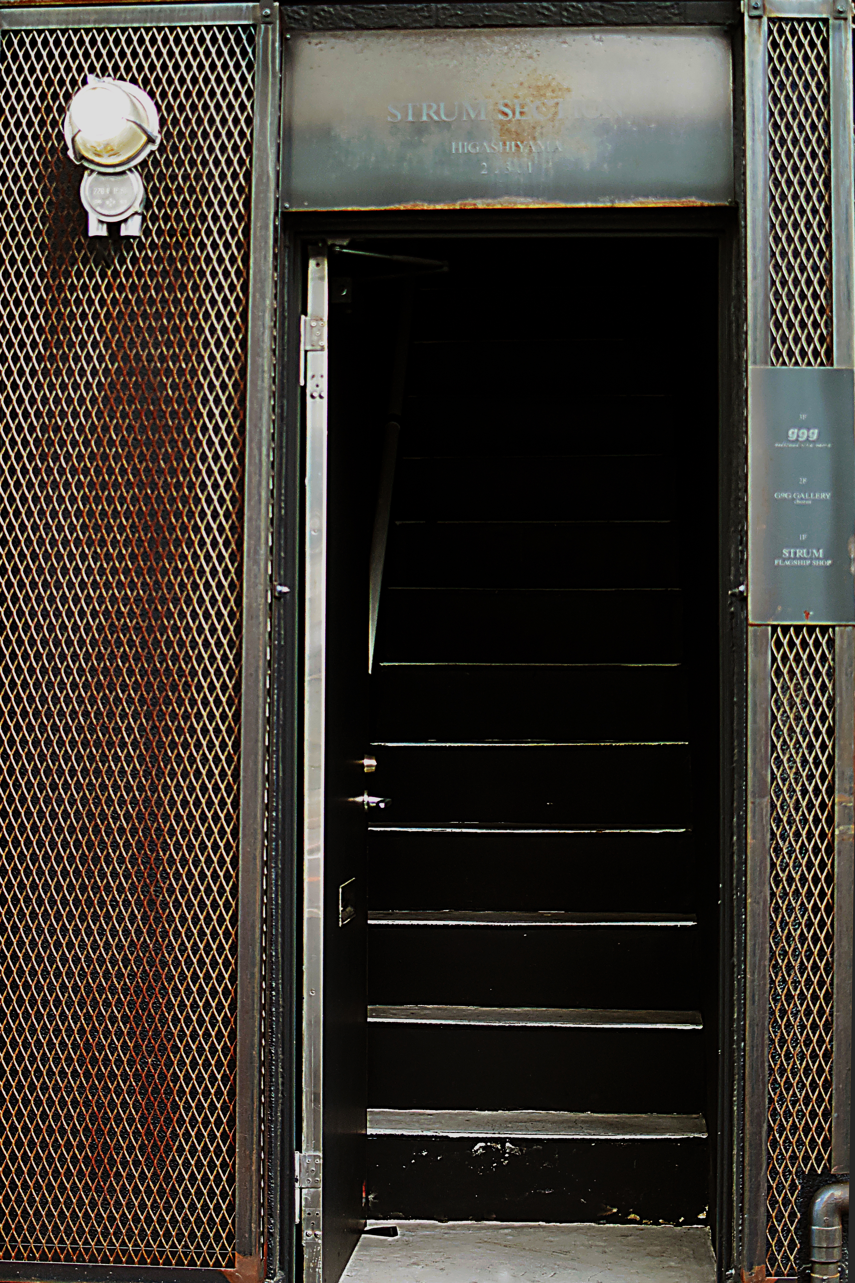 階段を上がり２階へ