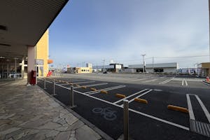 【ヘイワールド!!/レインボーエリアB】キッチンカーやプロモーションイベントで利用可能なメイン駐車場から館内入口に面したお客様の多い屋外スペース