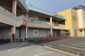 【ヘイワールド!!/レインボーエリアB】キッチンカーやプロモーションイベントで利用可能なメイン駐車場から館内入口に面したお客様の多い屋外スペース