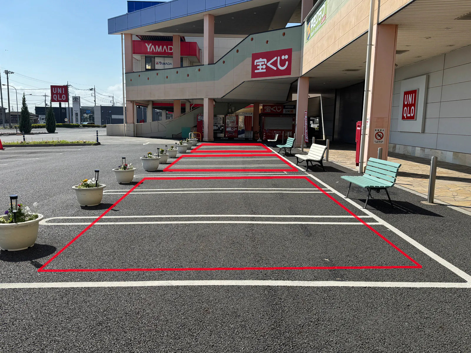 【ヘイワールド!!／レインボーエリアB】キッチンカーやプロモーションイベントで利用可能なメイン駐車場から館内入口に面したお客様の多い屋外スペース