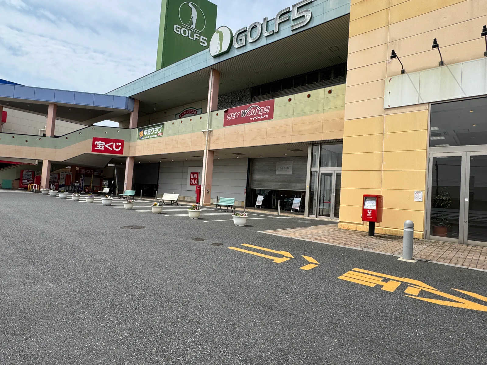 【ヘイワールド!!/レインボーエリアB】キッチンカーやプロモーションイベントで利用可能なメイン駐車場から館内入口に面したお客様の多い屋外スペース