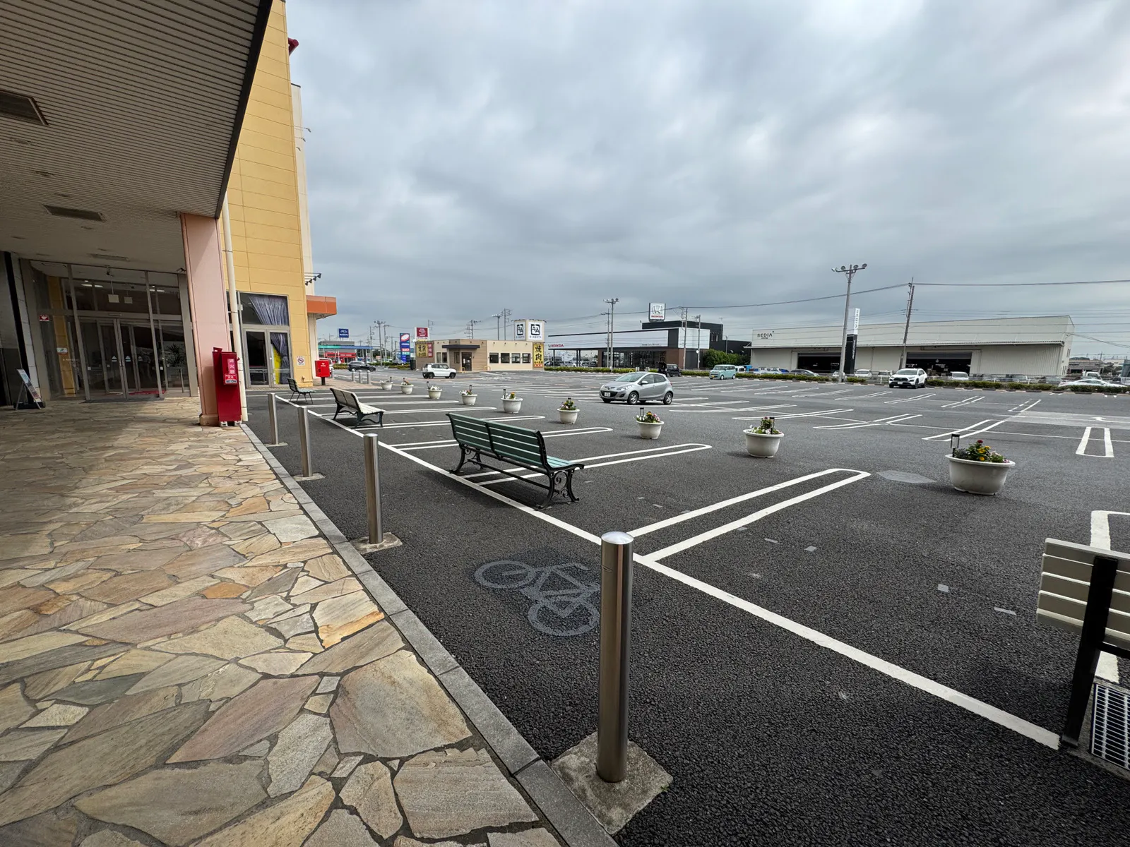 【ヘイワールド!!/レインボーエリアB】キッチンカーやプロモーションイベントで利用可能なメイン駐車場から館内入口に面したお客様の多い屋外スペース