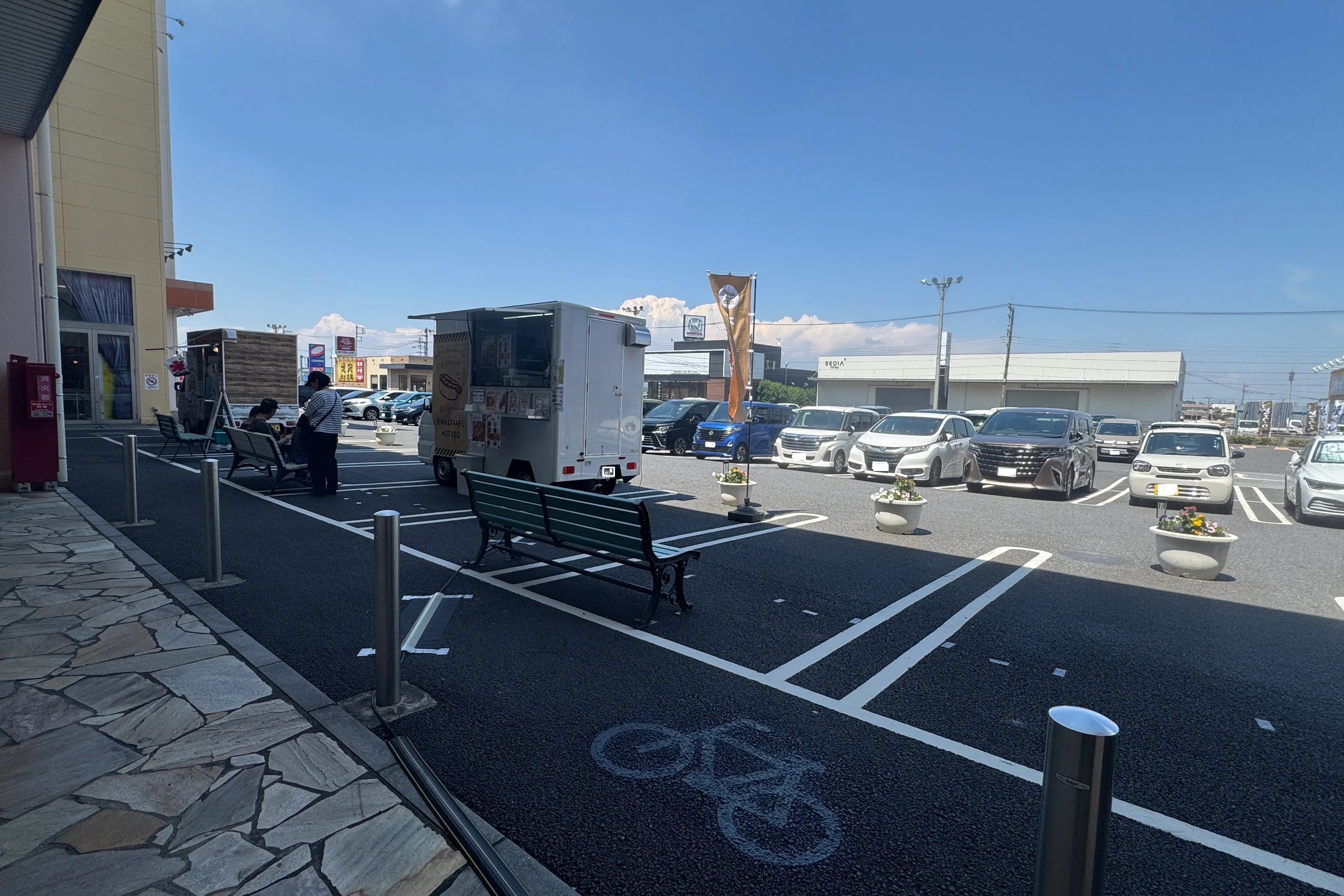 【ヘイワールド!!/レインボーエリアB】キッチンカーやプロモーションイベントで利用可能なメイン駐車場から館内入口に面したお客様の多い屋外スペース