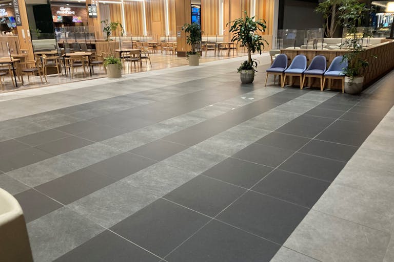 【THE OUTLETS KITAKYUSHU】【中央】フードフォレスト前(セルレ前)の画像1