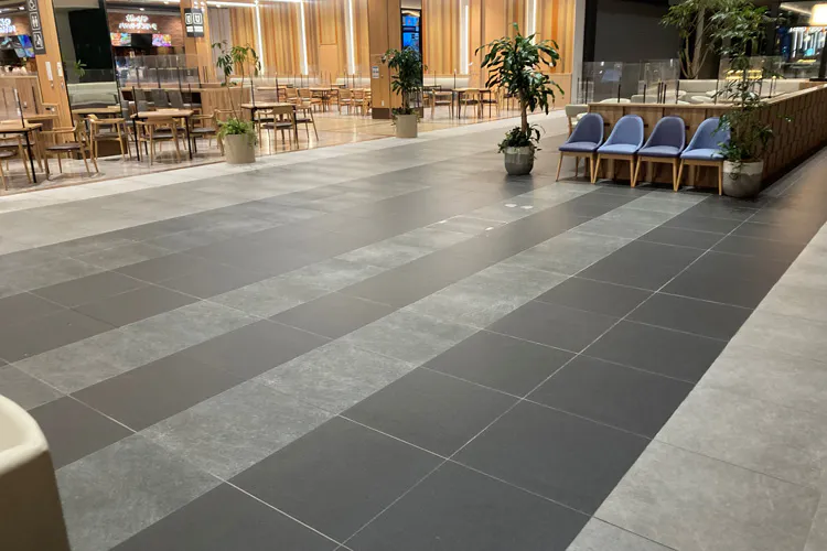 【THE OUTLETS KITAKYUSHU】【中央】フードフォレスト前(セルレ前)