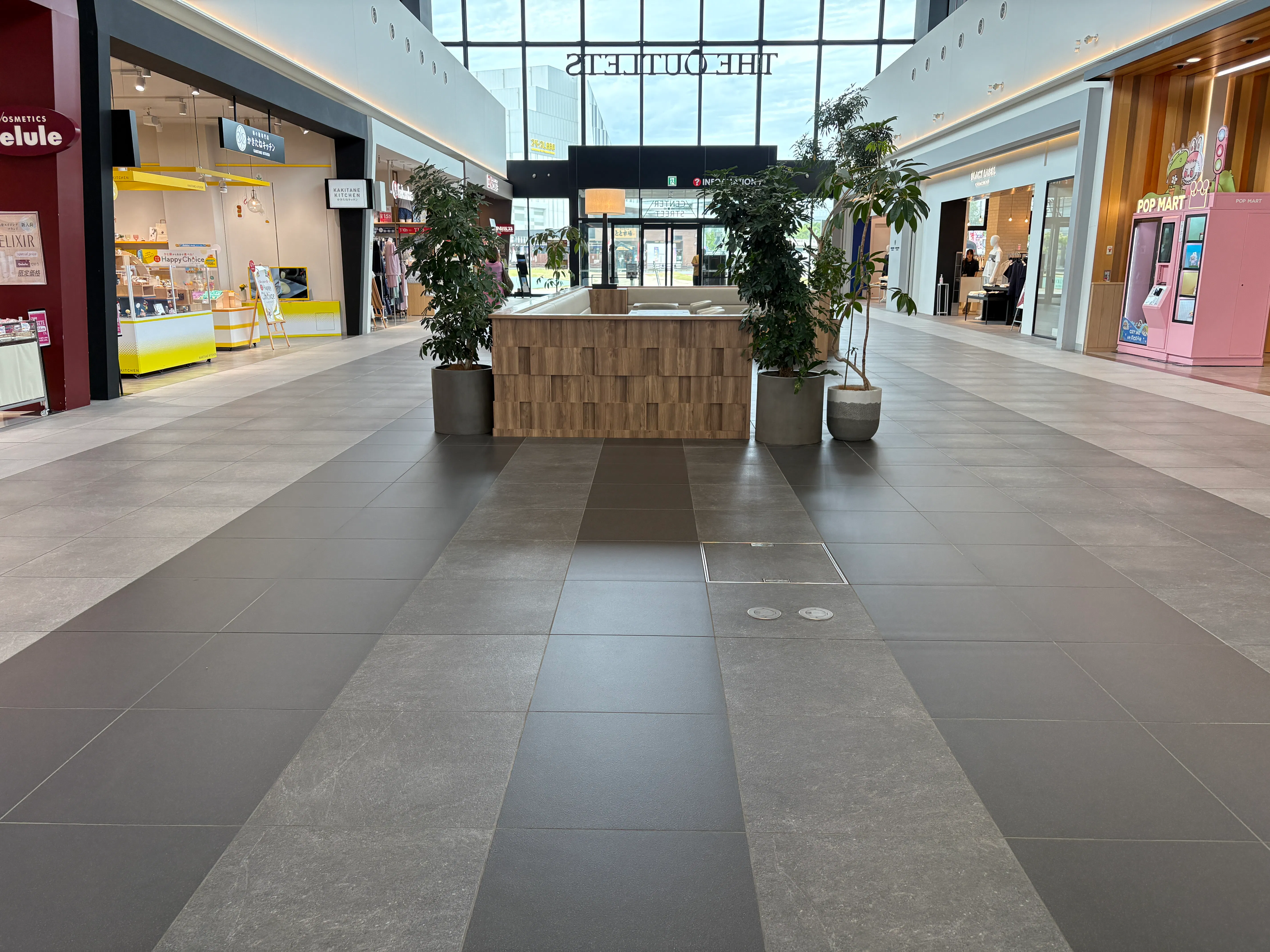 【THE OUTLETS KITAKYUSHU】【中央】フードフォレスト前(セルレ前)