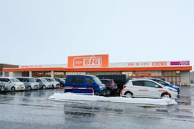 【ザ・ビッグ大曲福田店】各種プロモーションイベントに最適な店内サッカー台横にあるイベントスペース