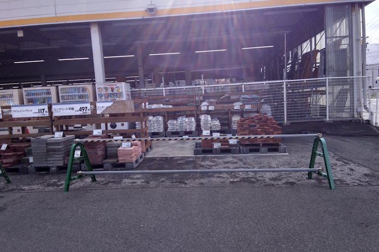 【ホームセンターサンデーむつ中央店】キッチンカーの出店に最適な店舗出入口付近にある屋外スペースの画像3