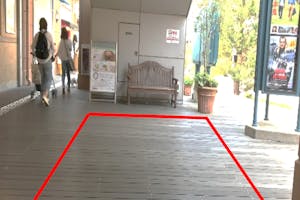 【みのおキューズモール】「④EAST1-1F エスカレーター下」PRプロモーションなどに利用可能な天候に左右されない通路導線上のイベントスペース