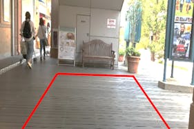 【みのおキューズモール】「④EAST1-1F エスカレーター下」PRプロモーションなどに利用可能な天候に左右されない通路導線上のイベントスペース