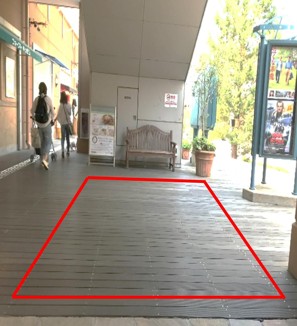 【みのおキューズモール】「④EAST1-1F エスカレーター下」PRプロモーションなどに利用可能な天候に左右されない通路導線上のイベントスペース