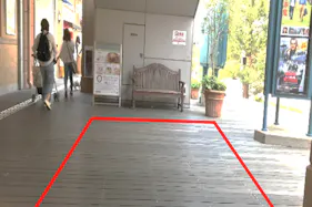 【みのおキューズモール】「④EAST1-1F エスカレーター下」PRプロモーションなどに利用可能な天候に左右されない通路導線上のイベントスペース