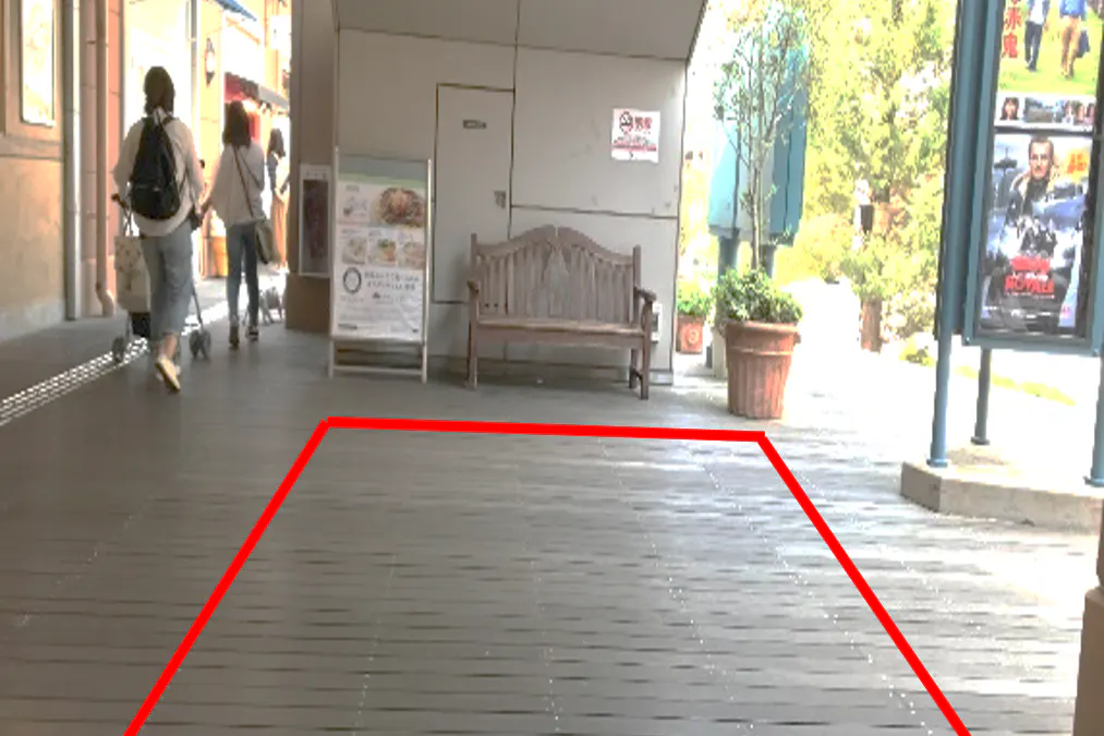 【みのおキューズモール】「④EAST1-1F エスカレーター下」PRプロモーションなどに利用可能な天候に左右されない通路導線上のイベントスペース