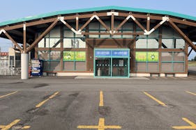 【ダイナム砂川店ゆったり館】キッチンカーやプロモーションに最適なアミューズメント施設のイベントスペース(出入り口横)