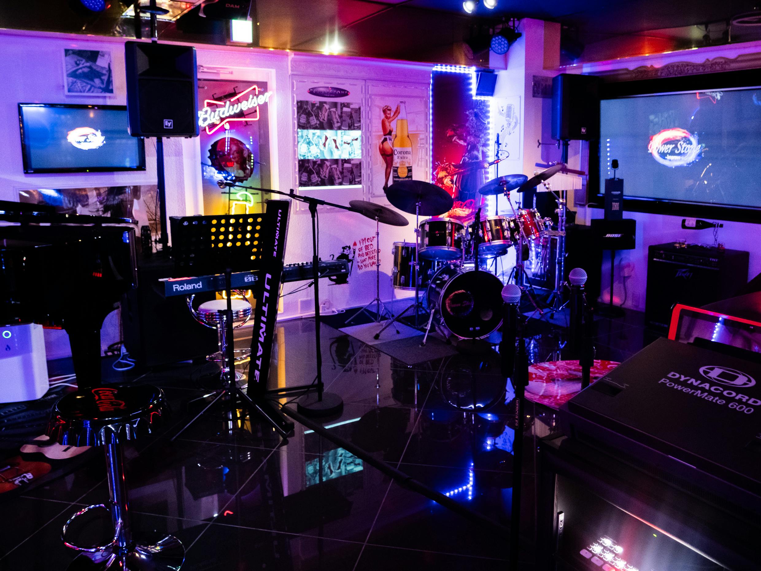 【馬車道駅4分】石壁×照明が映えるレンタルホール・ライブバー｜ライブや撮影に最適