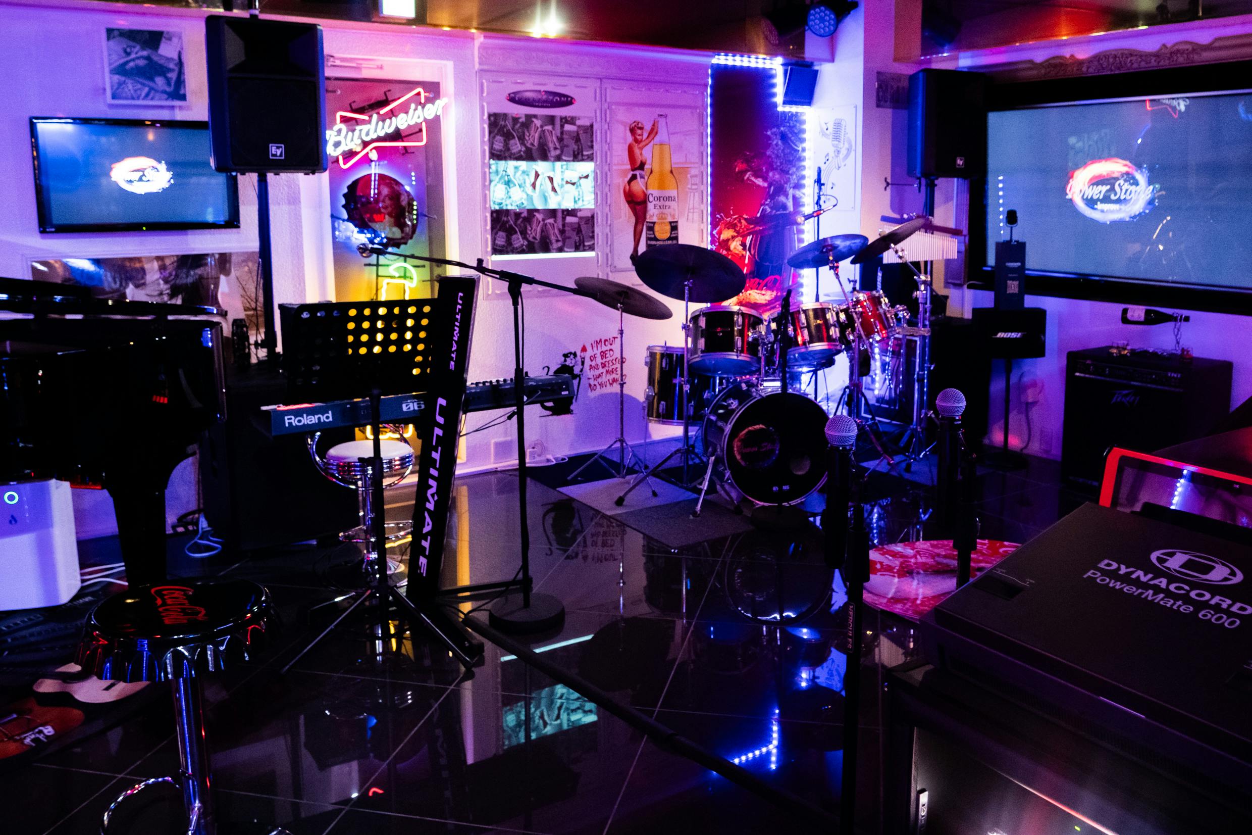 【馬車道駅4分】石壁×照明が映えるレンタルホール・ライブバー|ライブや撮影に最適