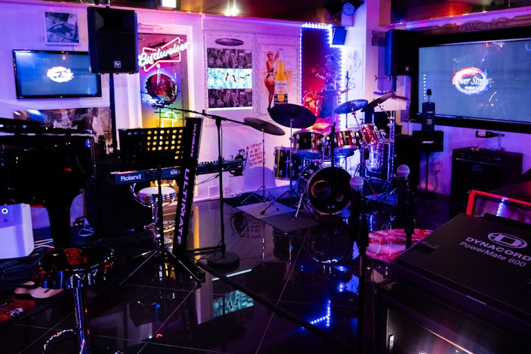 グランドピアノ、ドラム、キーボード常設。生演奏可能