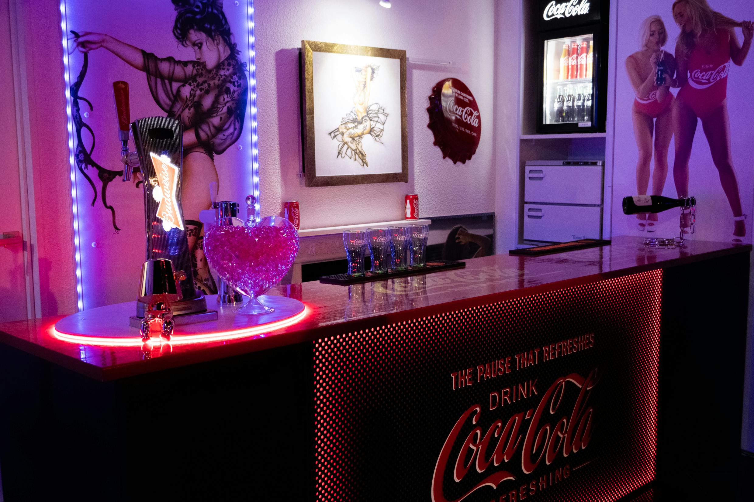 【馬車道駅4分】石壁×照明が映えるレンタルホール・ライブバー|ライブや撮影に最適