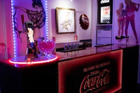 【馬車道駅4分】石壁×照明が映えるレンタルホール・ライブバー|ライブや撮影に最適