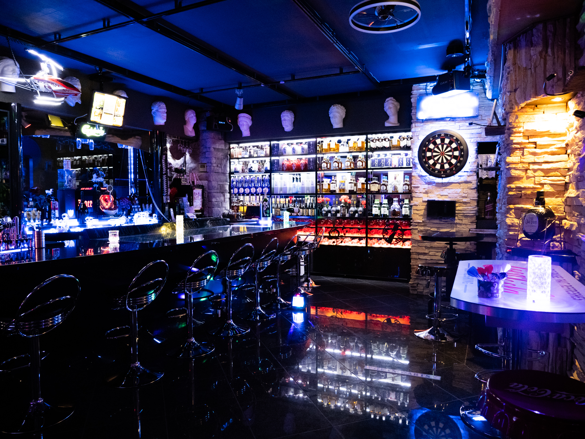 【馬車道駅4分】石壁×照明が映えるレンタルホール・ライブバー｜ライブや撮影に最適