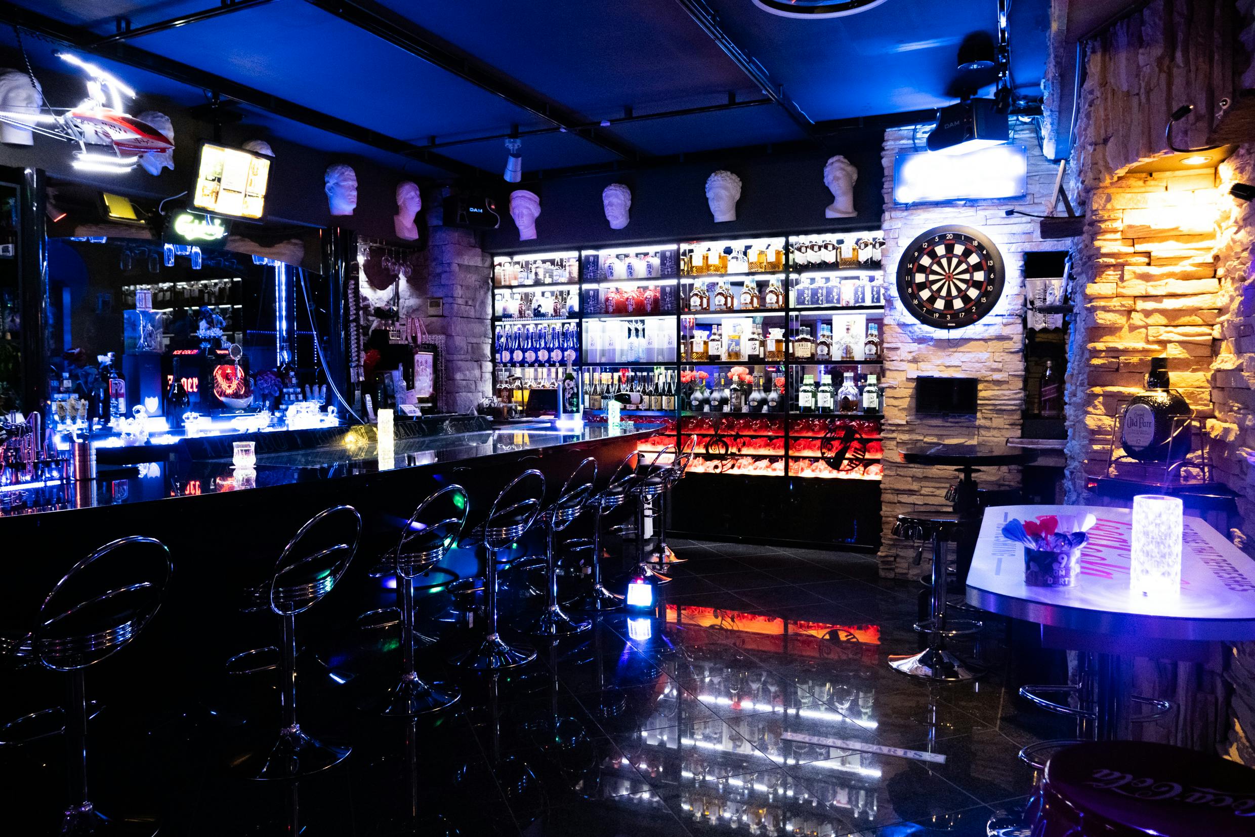 【馬車道駅4分】石壁×照明が映えるレンタルホール・ライブバー|ライブや撮影に最適