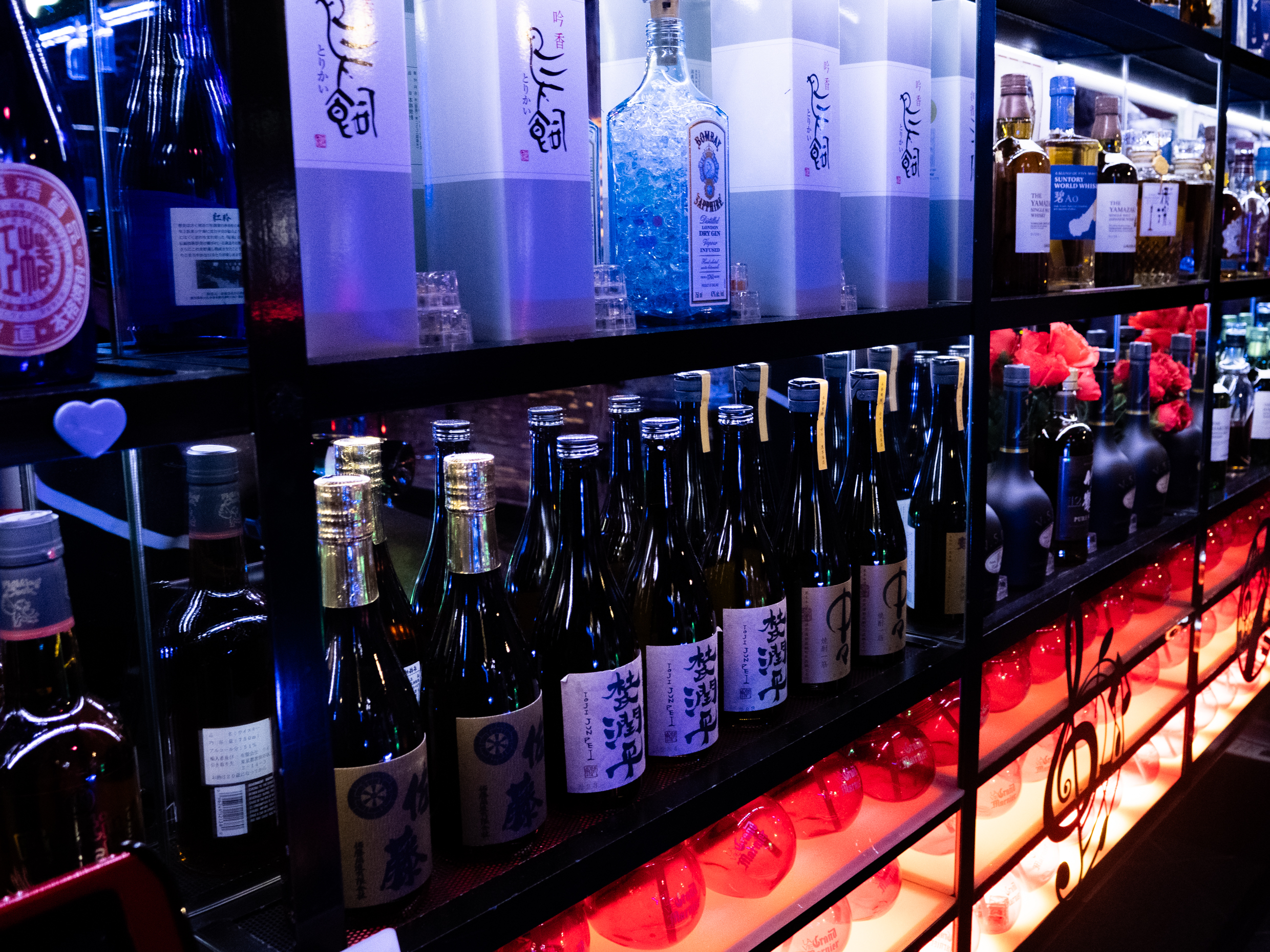 【馬車道駅4分】石壁×照明が映えるレンタルホール・ライブバー｜ライブや撮影に最適