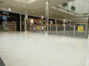 【イオンモール新居浜】『2F 催事スペースD』-専門店街2階の中心に位置し、通行量が適度で相談会に最適。