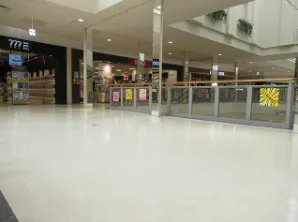 【イオンモール新居浜】『2F 催事スペースD』-専門店街2階の中心に位置し、通行量が適度で相談会に最適。