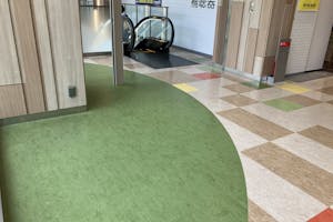 【SOCOLA塚口クロス】2階下りエスカレーター前 物販、食物販のポップアップストアや販促プロモーションに最適な催事イベントスペース