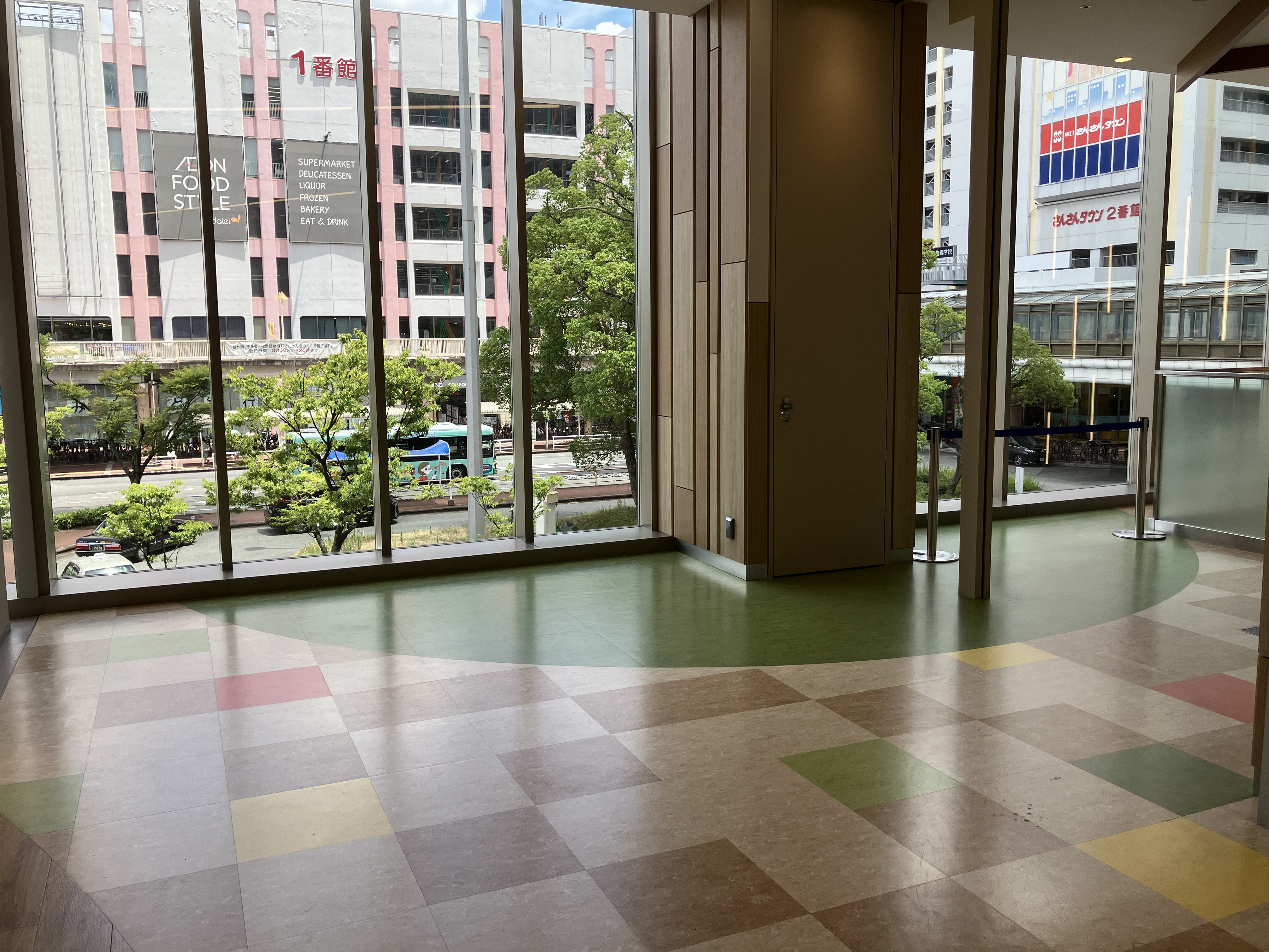 【SOCOLA塚口クロス】2階下りエスカレーター前 物販、食物販のポップアップストアや販促プロモーションに最適な催事イベントスペース