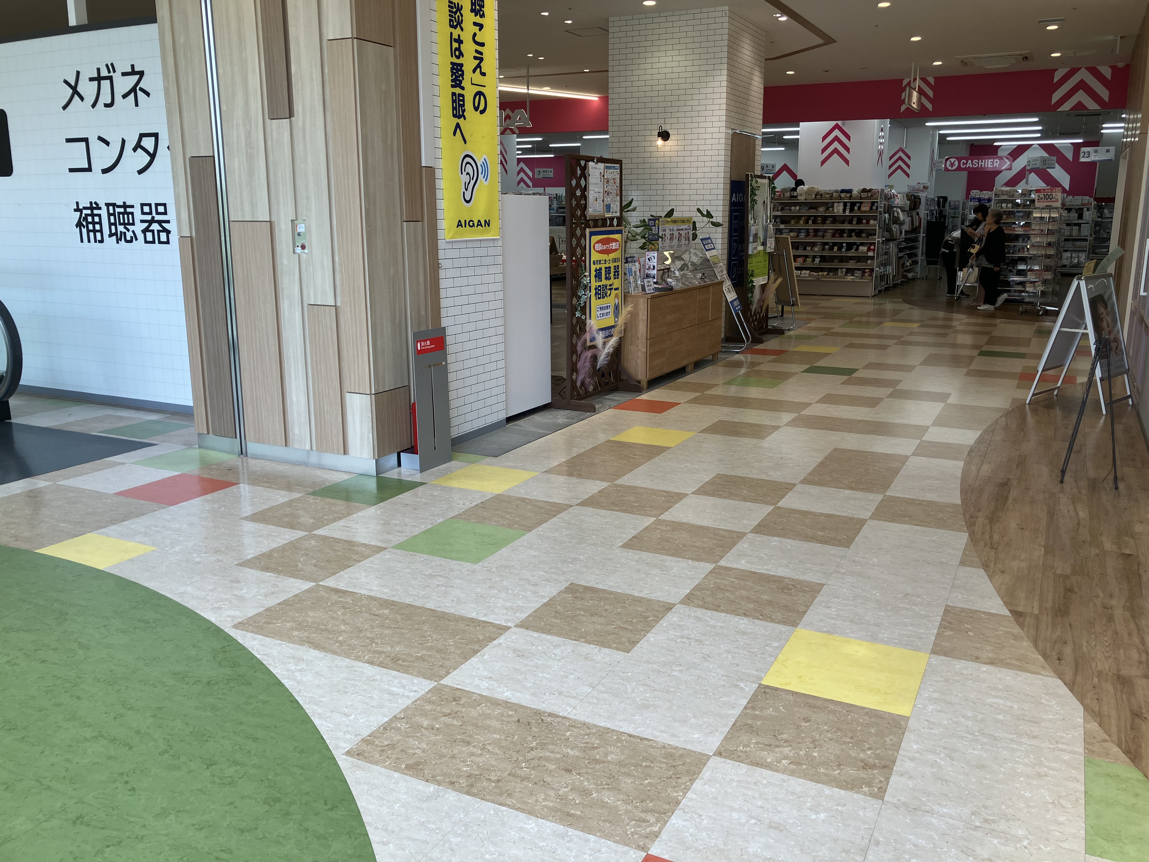 【SOCOLA塚口クロス】2階下りエスカレーター前 物販、食物販のポップアップストアや販促プロモーションに最適な催事イベントスペース