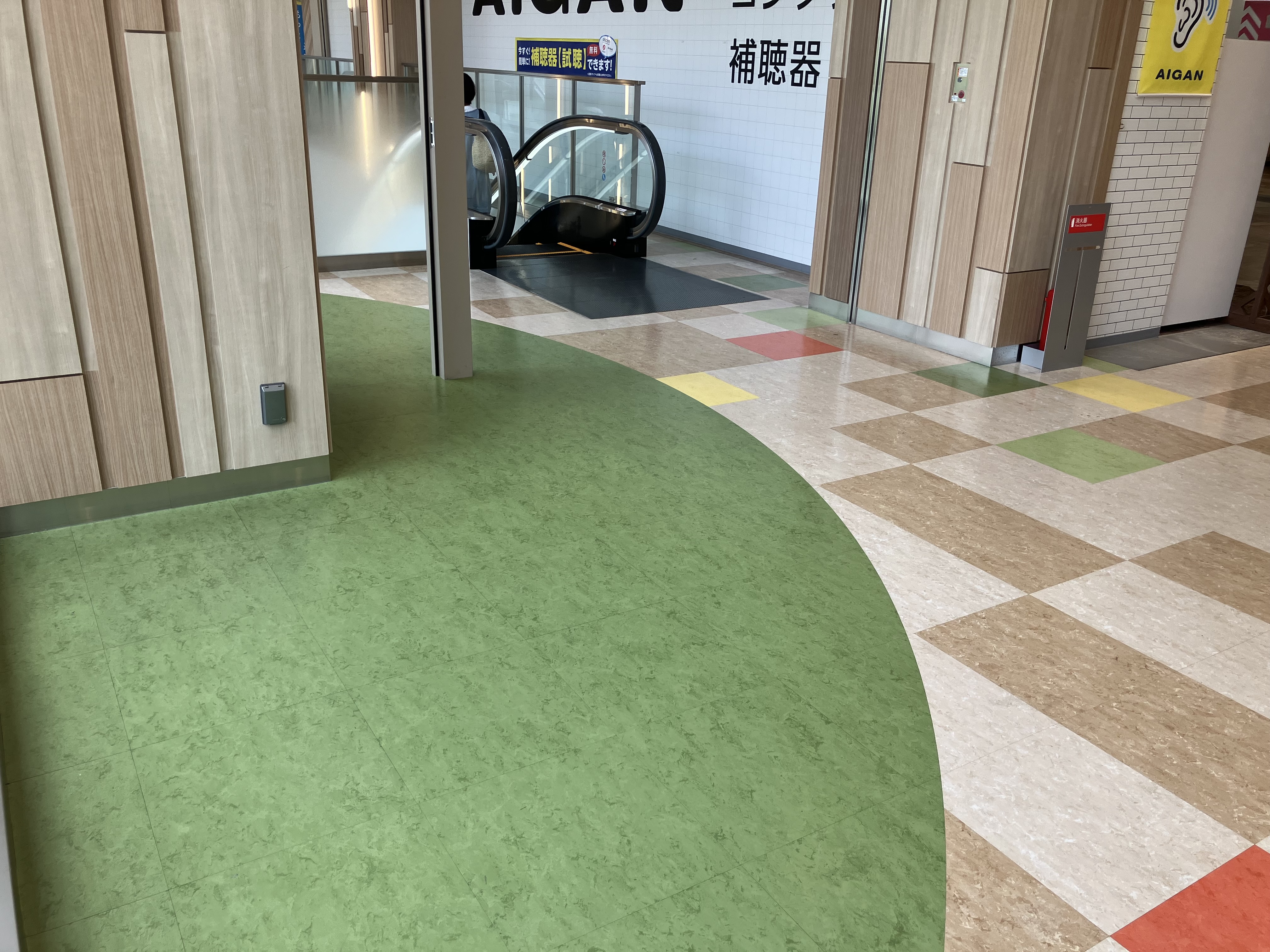 【SOCOLA塚口クロス】2階下りエスカレーター前 物販、食物販のポップアップストアや販促プロモーションに最適な催事イベントスペース