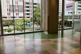 【SOCOLA塚口クロス】2階下りエスカレーター前 物販、食物販のポップアップストアや販促プロモーションに最適な催事イベントスペース