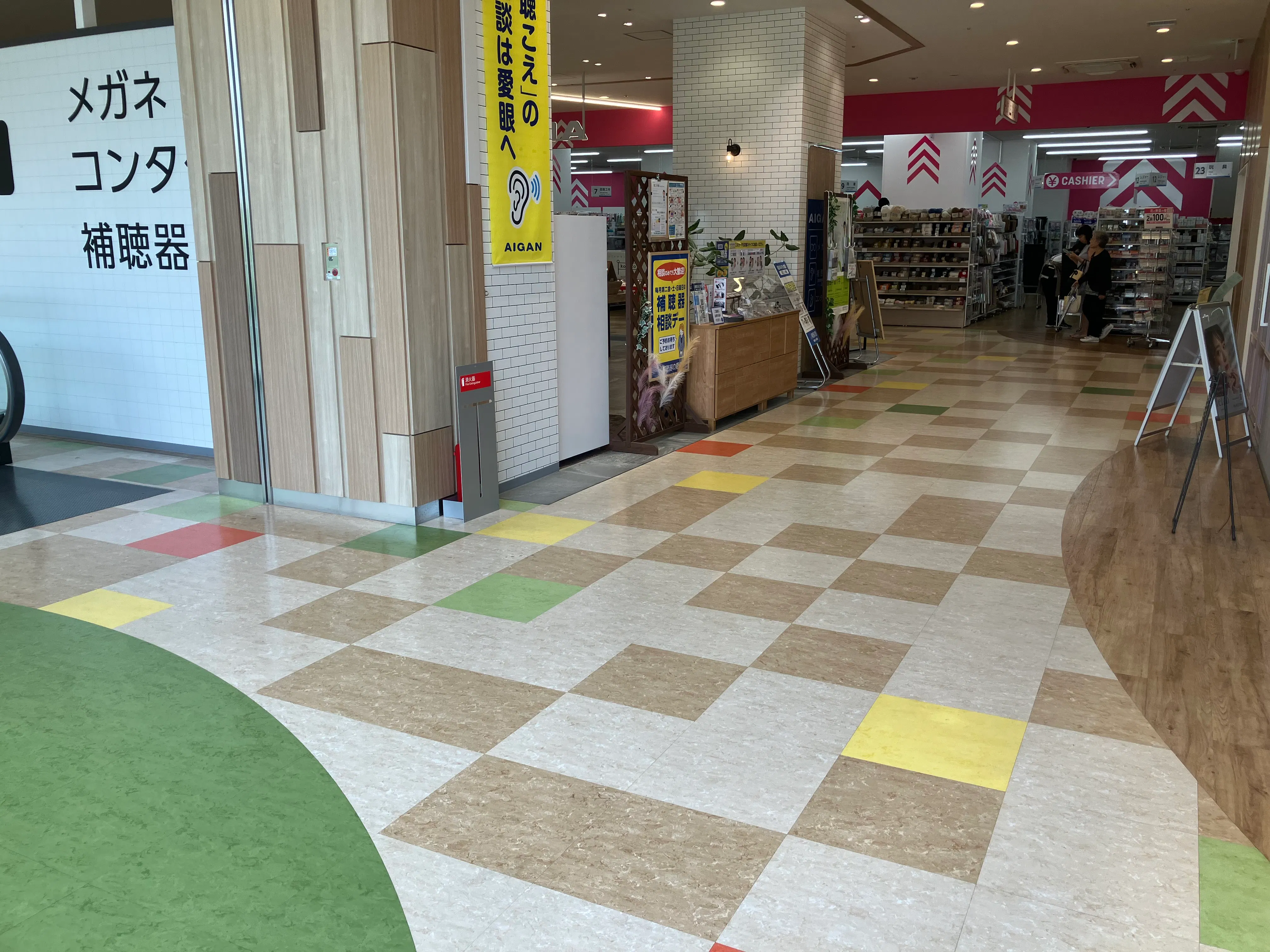 【SOCOLA塚口クロス】2階下りエスカレーター前 物販、食物販のポップアップストアや販促プロモーションに最適な催事イベントスペース