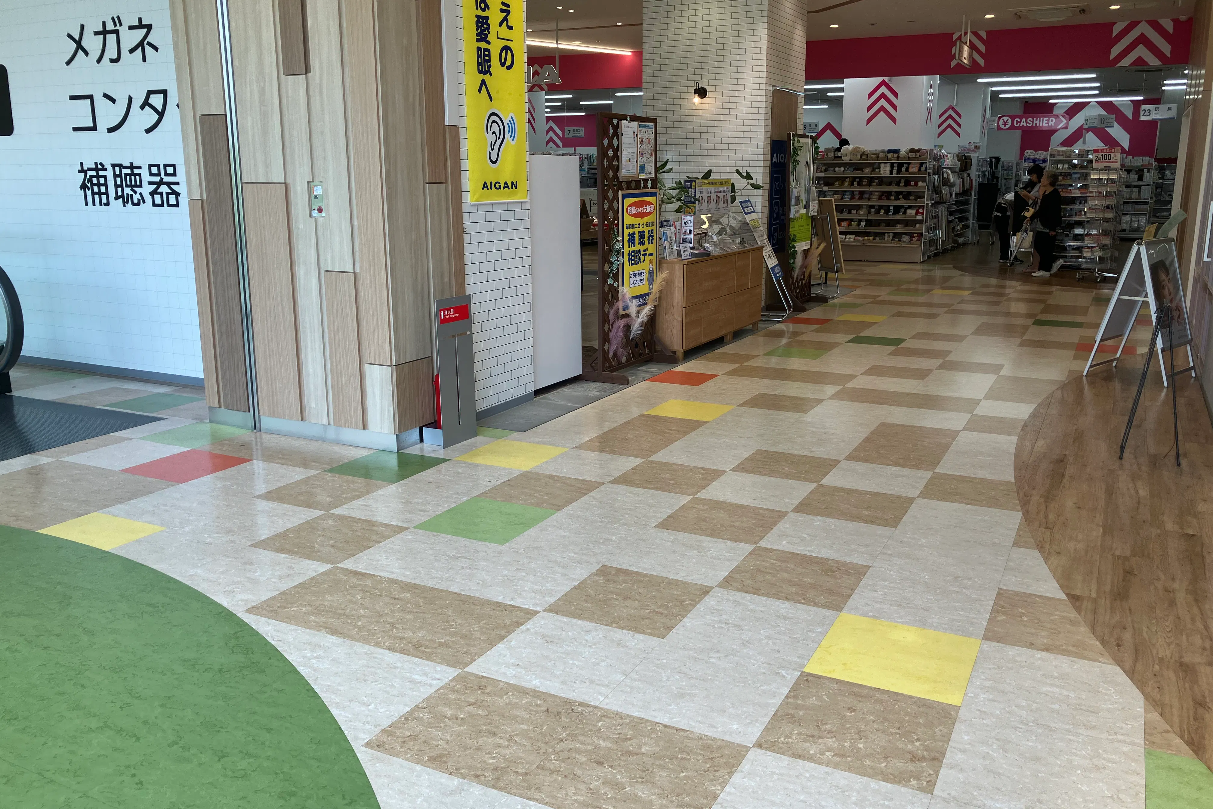 【SOCOLA塚口クロス】2階下りエスカレーター前 物販、食物販のポップアップストアや販促プロモーションに最適な催事イベントスペース